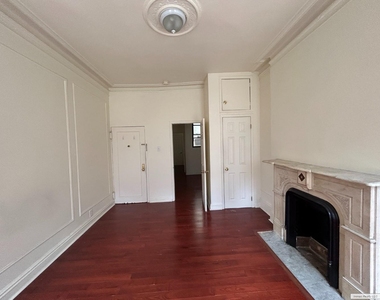 419 W 44th Street - Photo Thumbnail 1