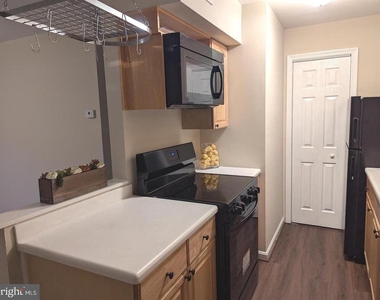 5900 Surrey Hill Place - Photo Thumbnail 4