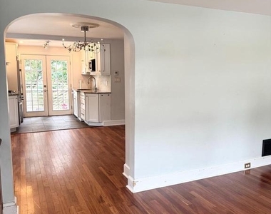 150 E Hartwell Lane - Photo Thumbnail 6