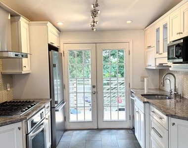 150 E Hartwell Lane - Photo Thumbnail 5