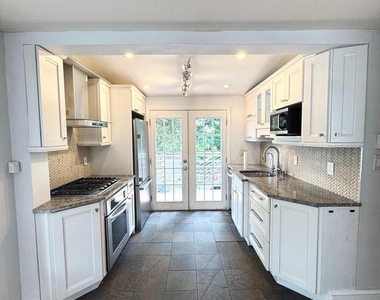 150 E Hartwell Lane - Photo Thumbnail 4
