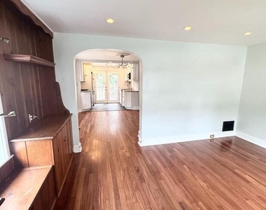 150 E Hartwell Lane - Photo Thumbnail 7