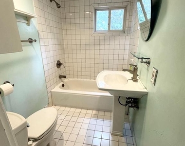 150 E Hartwell Lane - Photo Thumbnail 18