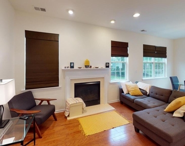 206 Concord Place - Photo Thumbnail 4