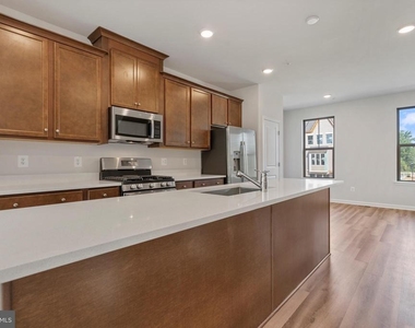 6947 Gladebrook Rd - Photo Thumbnail 16
