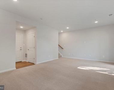 6947 Gladebrook Rd - Photo Thumbnail 6