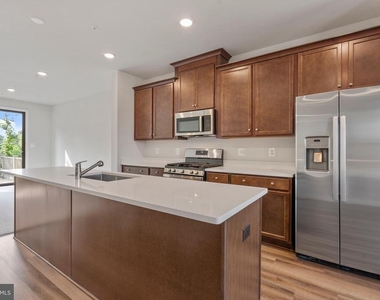 6947 Gladebrook Rd - Photo Thumbnail 13