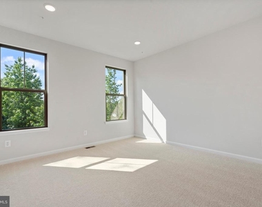 6947 Gladebrook Rd - Photo Thumbnail 3