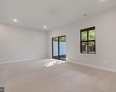 6947 Gladebrook Rd - Photo Thumbnail 7