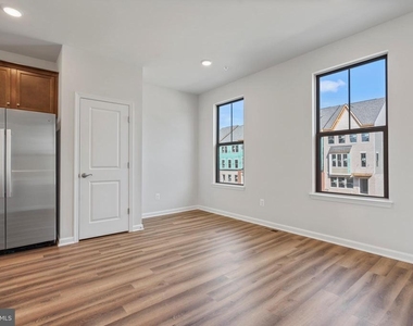 6947 Gladebrook Rd - Photo Thumbnail 11