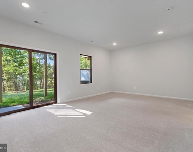 6947 Gladebrook Rd - Photo Thumbnail 4