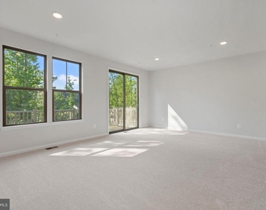 6947 Gladebrook Rd - Photo Thumbnail 17