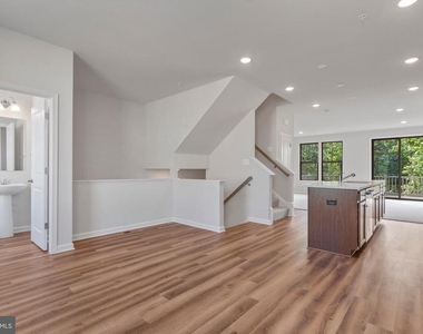 6947 Gladebrook Rd - Photo Thumbnail 9