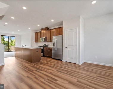 6947 Gladebrook Rd - Photo Thumbnail 10
