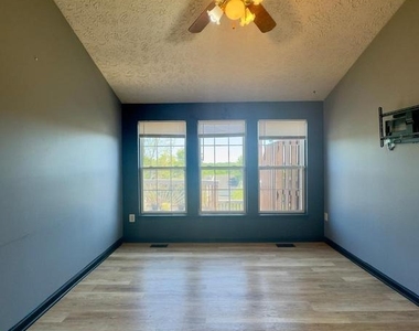 537 Macintosh Circle - Photo Thumbnail 12