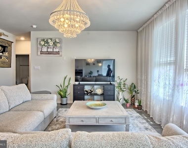 689 N Chandler Drive - Photo Thumbnail 8