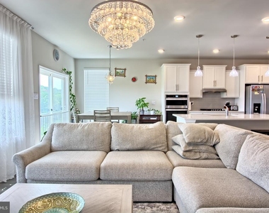 689 N Chandler Drive - Photo Thumbnail 5
