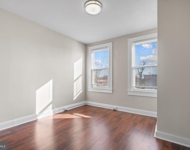 3219 E Monument Street - Photo Thumbnail 12