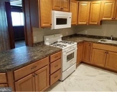 804 W 13th Street - Photo Thumbnail 3
