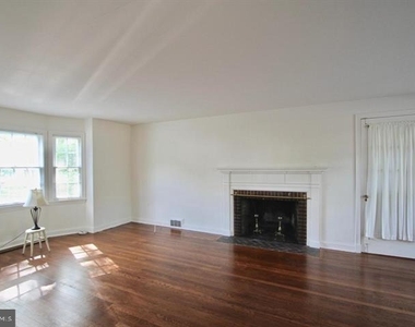 104 Bayard Avenue - Photo Thumbnail 3