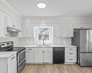 623 Elmwood Court - Photo Thumbnail 13