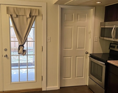 8811 Dawnridge Cir - Photo Thumbnail 3