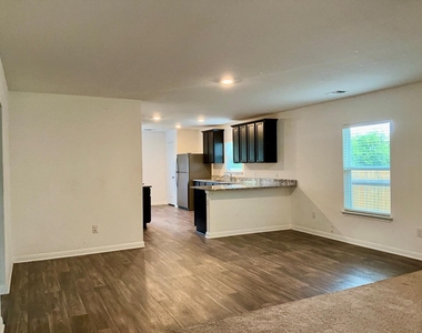 317 Riverdale Dr - Photo Thumbnail 3