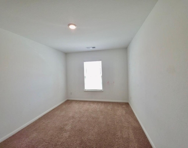 317 Riverdale Dr - Photo Thumbnail 12
