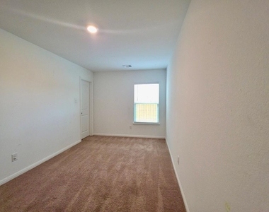 317 Riverdale Dr - Photo Thumbnail 10