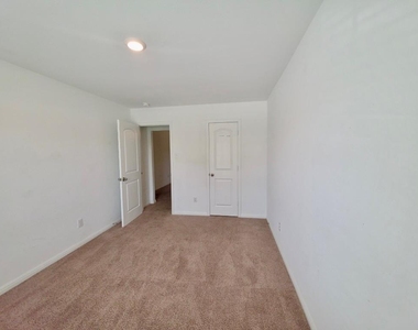 317 Riverdale Dr - Photo Thumbnail 13