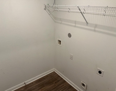 317 Riverdale Dr - Photo Thumbnail 14