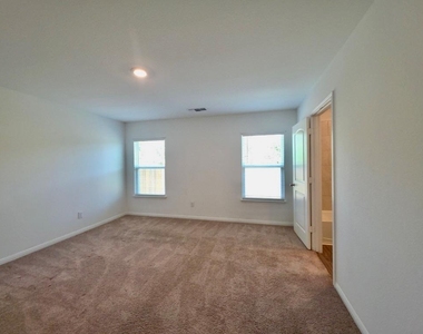 317 Riverdale Dr - Photo Thumbnail 4
