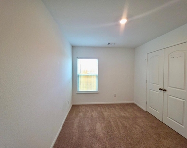 317 Riverdale Dr - Photo Thumbnail 8