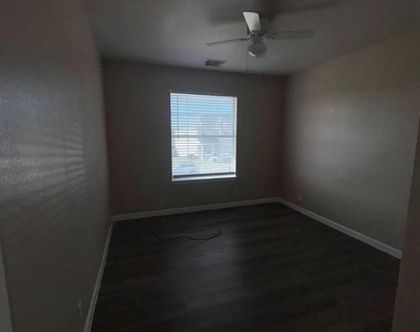 2705 Westhampton Ct - Photo Thumbnail 4