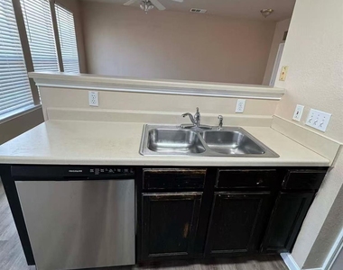 2705 Westhampton Ct - Photo Thumbnail 3