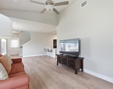135 Pinnacle Ln - Photo Thumbnail 4