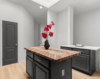 2527 Crenshaw Dr - Photo Thumbnail 15