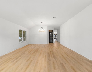 2527 Crenshaw Dr - Photo Thumbnail 5