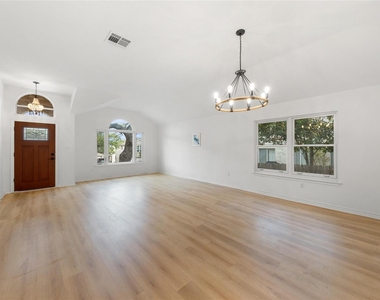 2527 Crenshaw Dr - Photo Thumbnail 6