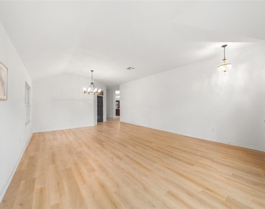 2527 Crenshaw Dr - Photo Thumbnail 8