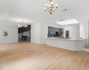 2527 Crenshaw Dr - Photo Thumbnail 18