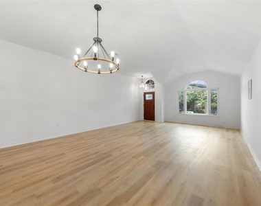 2527 Crenshaw Dr - Photo Thumbnail 7