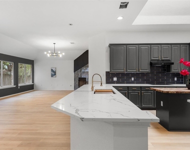 2527 Crenshaw Dr - Photo Thumbnail 12