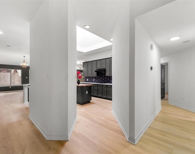 2527 Crenshaw Dr - Photo Thumbnail 11