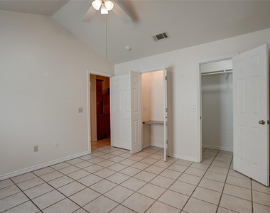 412 Burleson St - Photo Thumbnail 14