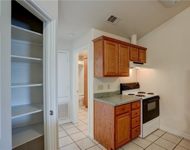 412 Burleson St - Photo Thumbnail 9