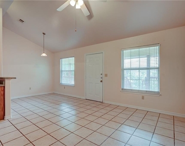 412 Burleson St - Photo Thumbnail 4