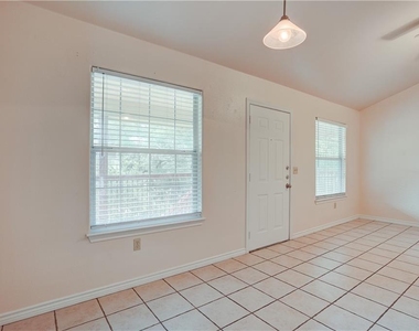 412 Burleson St - Photo Thumbnail 7
