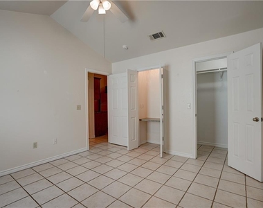 412 Burleson St - Photo Thumbnail 11