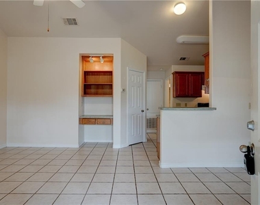 412 Burleson St - Photo Thumbnail 1